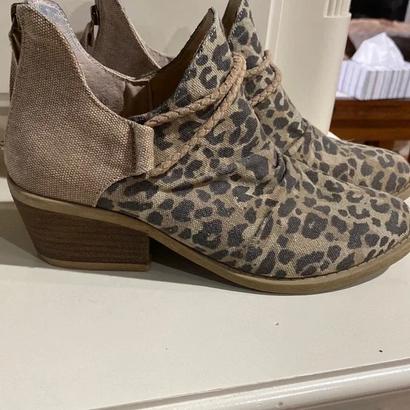 Very G Shoes Womens Leopard Print Bootiessize 85 Good - Main Image